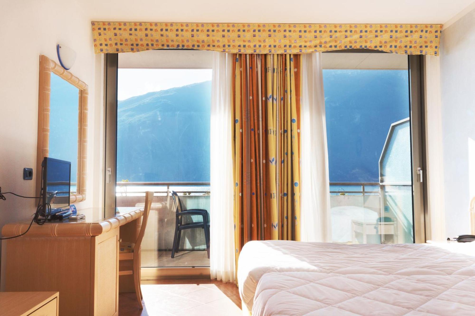 Surf Hotel Pier - Montagnoli Group Лімоне-суль-Гарда Номер фото