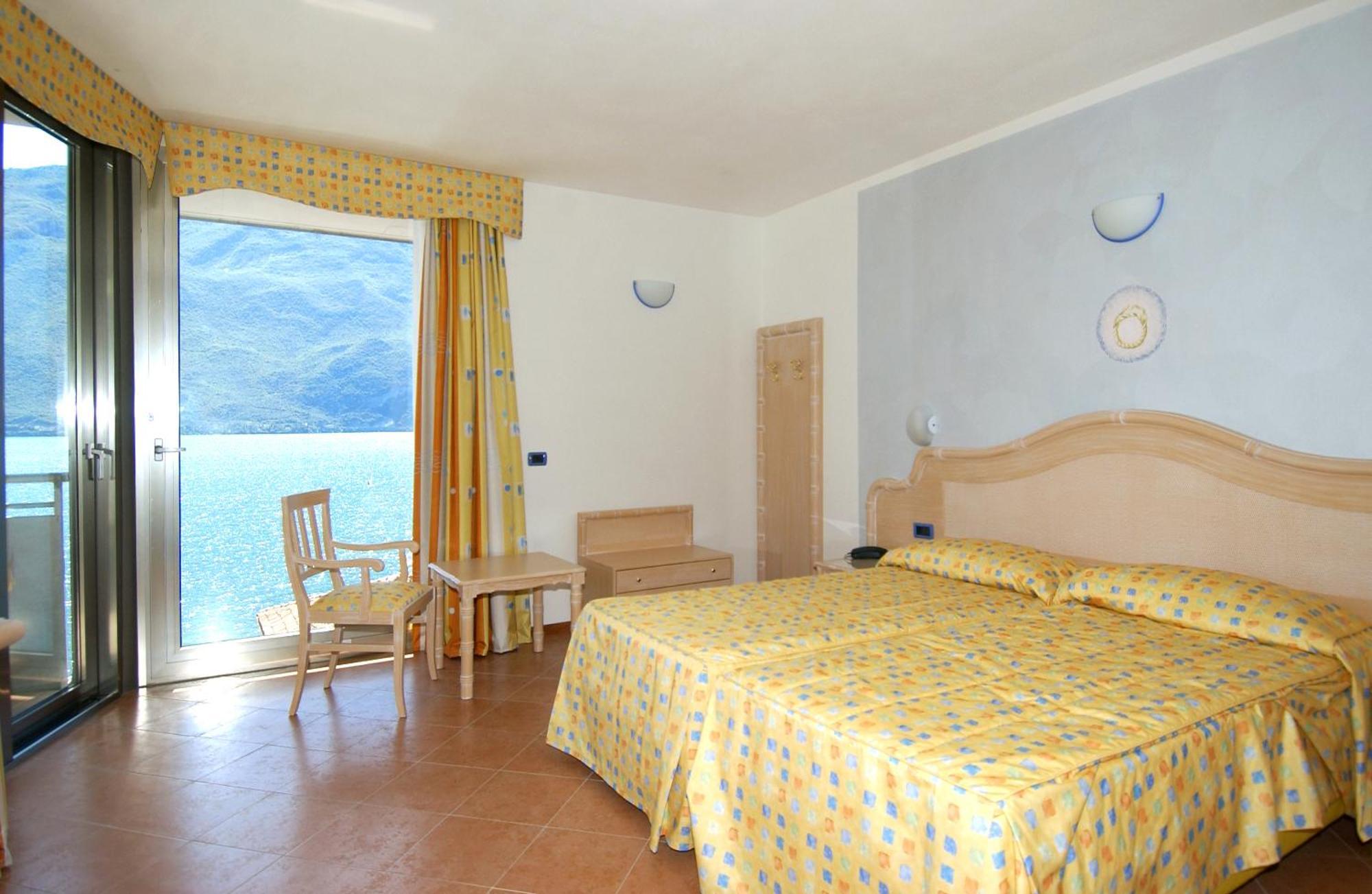 Surf Hotel Pier - Montagnoli Group Лімоне-суль-Гарда Екстер'єр фото