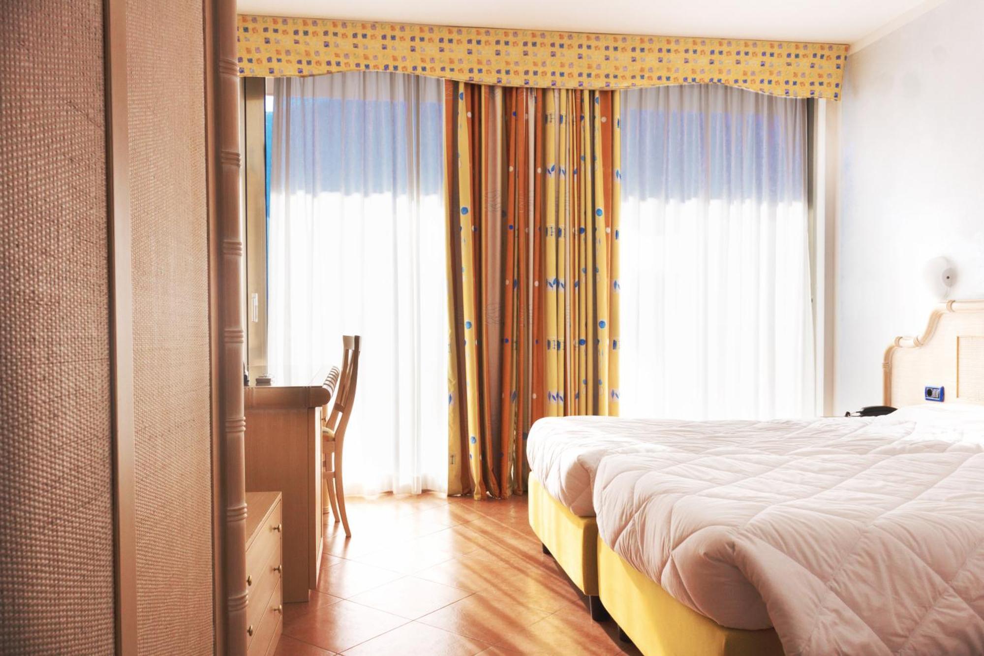 Surf Hotel Pier - Montagnoli Group Лімоне-суль-Гарда Номер фото