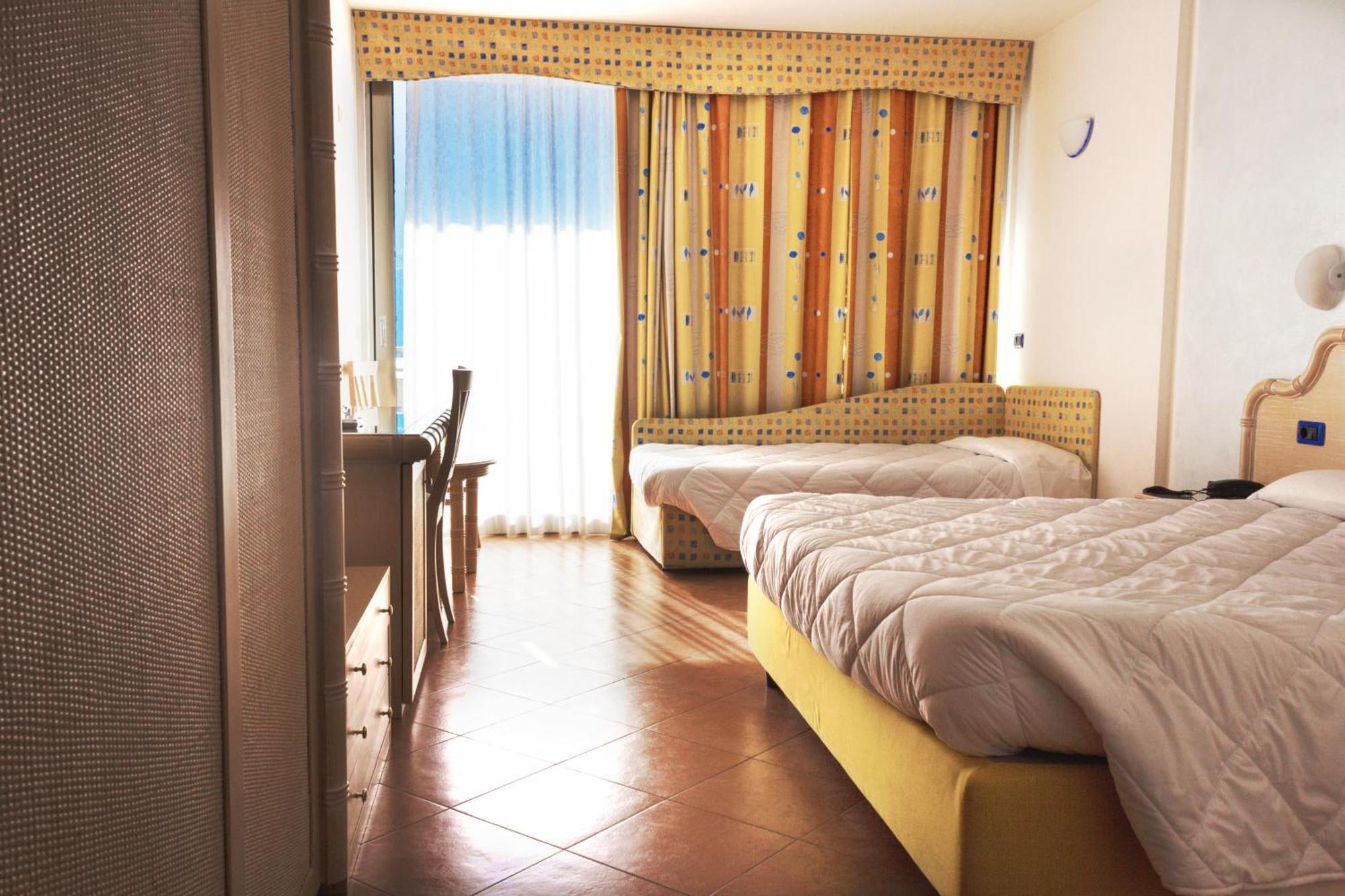 Surf Hotel Pier - Montagnoli Group Лімоне-суль-Гарда Номер фото
